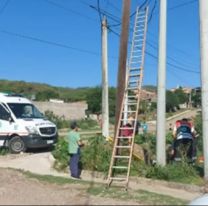 Se electrocutaron dos trabajadores en un barrio de Jujuy: uno está en estado crítico