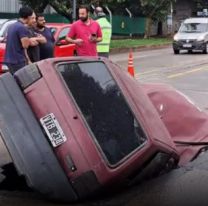 Cayó un hombre con su auto en un pozo mientras manejaba: casi no la cuenta