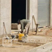 Albañil recibió una fuerte descarga eléctrica en una obra