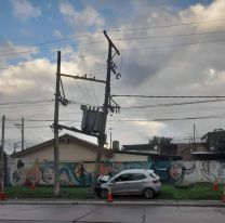 Chocó contra un transformador de EJESA y dejó a cientos de vecinos sin luz