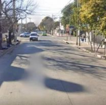 Un auto atropelló a una mujer que se bajó del colectivo en el medio de la calle