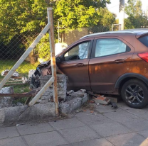 Agarró el auto, atropelló a un hombre y le destruyó la casa a una familia: estaba borracho