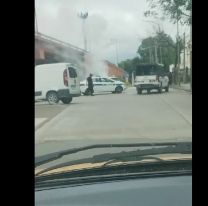 URGENTE: Se prende fuego un auto en Avenida Bolivia