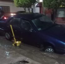 Perico: se hundió una calle y todos los autos quedaron tapados de barro