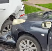 Fuerte choque en avenida Córdoba: se metió un bicho al auto de una jujeña