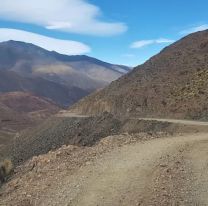 Tragedia en la cornisa: cayó una piedra sobre una camioneta y hay tres muertos