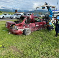 Iba "hasta el erke", cruzó en rojo, chocó a un bondi y destrozó el semáforo