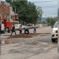 Choferes de Xibi Xibi y Santa Ana arreglaron pozos en avenida Bolivia para que les paguen el sueldo