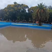 Baño de barro: bronca en Perico por el estado de la pileta 