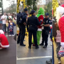 El Grinch versus Papá Noel: se agarraron a las piñas delante de los chicos