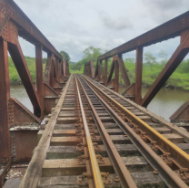 Mujer cayó de un puente y se sostuvo dos horas del cordón de zapatilla de su marido