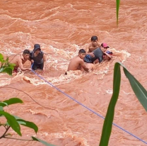 Imágenes impactantes de cómo un bebé es arrastrado por el agua en Bolivia