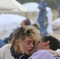 Emilia Attias a los besos delante de todos en plena playa