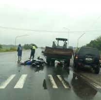 Tragedia en medio de la lluvia: motociclista chocó con un tractor y murió