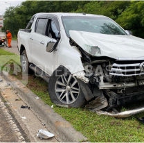 Estrelló su camioneta Hilux y arrancó un poste de luz