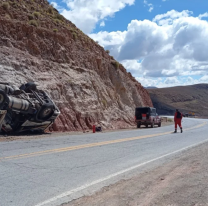 Impresionante vuelco de un camión en Ruta Nacional N° 52