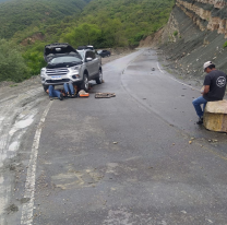 Se desmorona el cerro en Salta, cayeron piedras enormes y así quedó una camioneta