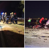 Fue tan fuerte el choque que uno de los autos se partió al medio. Dos muertos: