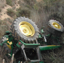 Se le dio vuelta el tractor y quedó atrapado