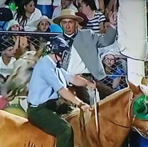 Polémica en Jesús María: un jinete usó casco en la doma y lo criticaron