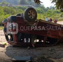 Volcó una camioneta en plena ruta: los ocupantes salieron despedidos