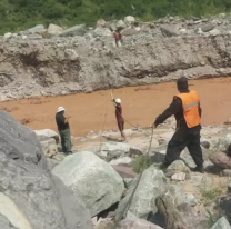 Rescatan a una mujer varada tras una repentina crecida del río en Bárcena