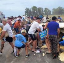 Volcó un camión, murió el chofer y saquearon el cargamento