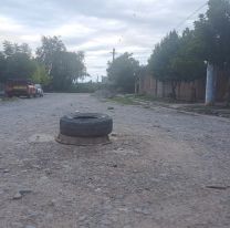 Los vecinos de Perico tienen que señalizar los baches con gomas 