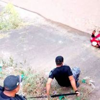 Un hombre que cayó en un canal de San Pedro de Jujuy: impresionante rescate