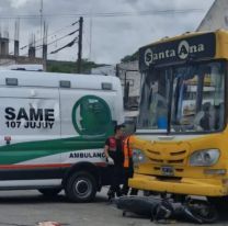 Brutal choque entre un colectivo y una moto dejó al menos dos jujeños heridos