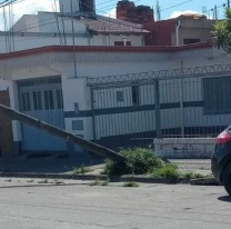 "Esperan que pase una tragedia": poste a punto de caer en San Pedrito