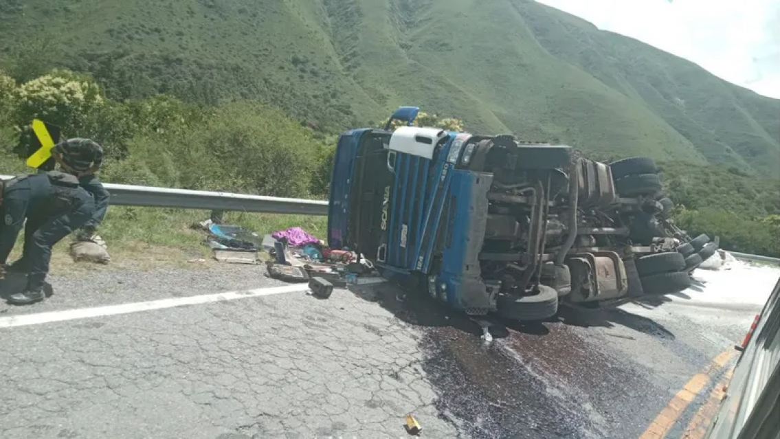 IMPACTANTE: así fue el siniestro vial en Bárcena donde volcó un camión