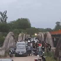 Jujeños hicieron terrible fiesta clandestina en un puente: hay policías detenidos