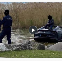 ¡Nooooo! Hundió su Ferrari de 300 mil euros en un lago