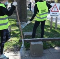 Asistieron a fiestas clandestinas y ahora barren veredas: una medida ejemplificadora