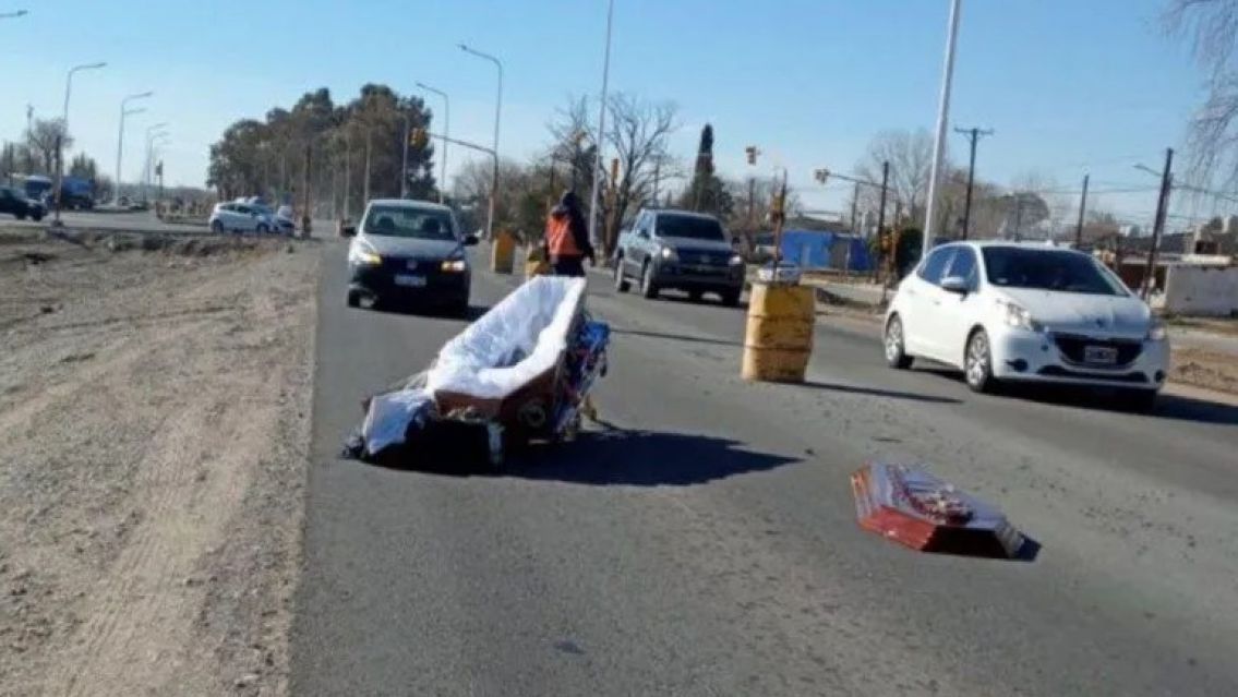 Coche fúnebre perdió un féretro en plena ruta: hay imágenes