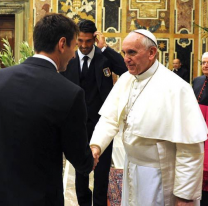 Muy emocionado, el Papa Francisco recibió la nueva camiseta de Messi "30"