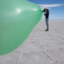 Debate en Twitter por las fotos "creativas" que se sacan los turistas en las Salinas Grandes