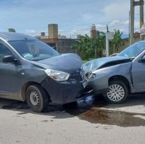 Terrible choque de frente entre dos autos en Alto Comedero