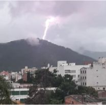 Cayó un rayo en la cima del cerro e hizo temblar a toda Salta