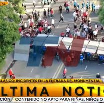 Incidentes en River: hinchas tiraron todo y quieren meterse al Monumental