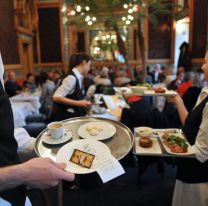 Fue a un restaurante, buchoneó a los mozos y el dueño le acomodó las ideas