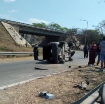 Jujeño machadísimo volcó en el acceso sur sobre ruta 9