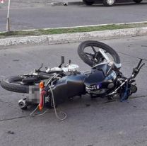 Grave accidente por Puente Arias: derrapó con la moto y pelea por su vida 