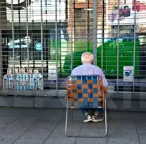 "Mientras no me echen"... La historia del abuelito que vio el partido de Argentina a través de una vidriera