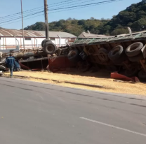 Terror en una ruta de Jujuy: camión volcó y aplastó un auto en Ruta Provincial 2 