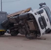 Terrible accidente entre un tren y un camión: "Se lo llevó puesto" [HAY VIDEO]