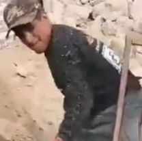 Un joven sin una pierna, que trabaja duramente en la construcción, conmovió en las redes