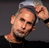 El cantante de Ke Personajes peló todo y mostró hasta su último tatuaje